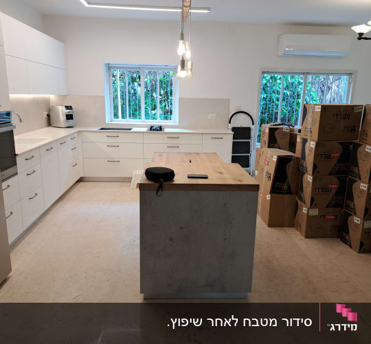 מטבח עם ארגזים לאריזה, אי במרכז, מכשירי חשמל